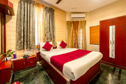 Mahagani - Family Room